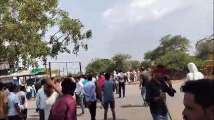 कनवास: कनवास में दिनदहाड़े युवक की चाकू मारकर की गई हत्या, गुस्साए ग्रामीणों ने किया मार्ग जाम और दुकान में लगाई आग