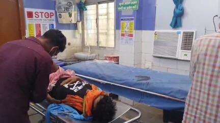 औरंगाबाद: शहर के बिराटपुर मुहल्ला में बीमारी से तंग आकर 25 वर्षीय युवक ने गला काटकर आत्महत्या की कोशिश की