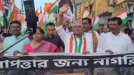 খড়গপুর ১: ভারতীয় সেনাদের প্রতি শ্রদ্ধা জানিয়ে খড়্গপুরে তিরঙ্গা মিছিল দিলীপ ঘোষের