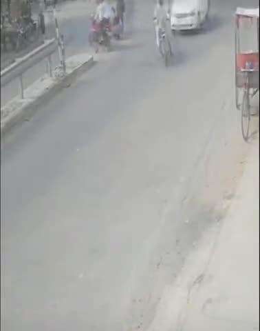 नवाबगंज: बाराबंकी-बहराइच हाईवे पर सड़क हादसे में 65 वर्षीय बुजुर्ग बाइक सवार को इंडिका कार ने मारी टक्कर, CCTV में कैद हुई तस्वीर