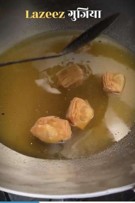 गुड़गांव में यहां मिलती है 320 परतों वाली देसी घी की गुजिया