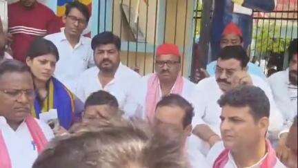 मौदहा: सिजवाही की घटना पर सपा के प्रतिनिधिमंडल ने पीड़ितों से की मुलाकात