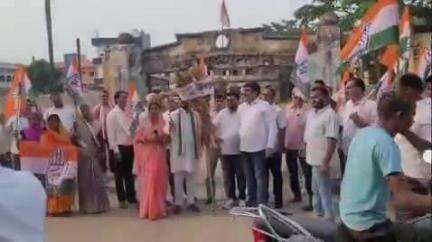शेखपुरा: राहुल गांधी पर मुकदमे के विरोध में दरभंगा से बरबीघा तक कांग्रेस कार्यकर्ताओं ने किया पुतला दहन
