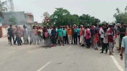 परिहार: परिहार भीसवा पथ पर मुआवजे के लिए ग्रामीणों ने किया सड़क जाम, सड़क हादसे में हुई थी युवक की मौत