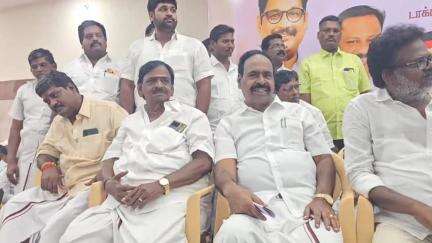 திருவெண்ணைநல்லூர்: திருக்கோவிலூர் செவலை ரோடு B.G.S. திருமண மண்டபத்தில் இளைஞர் அணி பாக முகவர்கள் ஆலோசனைக் கூட்டம் நடைபெற்றது