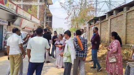 मझौली: सीधी शहर में सुखा नाले के पास भानु पांडे के घर को गिराने पहुंची पुलिस और राजस्व टीम
