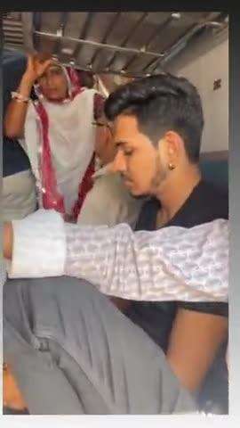 pali se train ke andar Marwadi gane gate hue teen char ladkiyan Sojat ki Hai meethi Raat ke andar gana ga rahe hain than