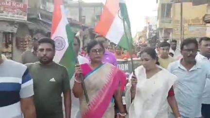স্বরূপনগর: ভারতের বীর সেনাদের প্রতি শ্রদ্ধা জানাতে হাতে জাতীয় পতাকা নিয়ে স্বরূপনগরে অভিনন্দন যাত্রা,উপস্থিত বিধায়ক বীনা মন্ডল