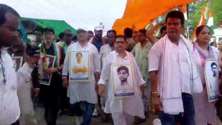 মেদিনীপুর: শনিতে জুনের পর রবিতে সুজয়, প্রায় দেড়শো মিটার দীর্ঘ জাতীয় পতাকা নিয়ে তৃণমূলের মিছিল মেদিনীপুর শহরে