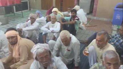 पीलीबंगा: पीलीबंगा कस्बे के रोड बस धर्मशाला में तरुण सिंह के छठे निशुल्क नेत्र जांच एवं लैंस प्रत्यारोपण शिविर का आयोजन हुआ