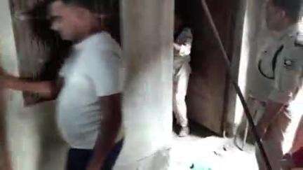 पकड़ी दयाल: भगवानपुर बनरझूला में कोर्ट के आदेश पर पुलिस ने डकैती कांड के फरार अभियुक्त के घर की कुर्की जब्ती कार्रवाई की