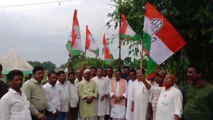 किशनगंज विधानसभा क्षेत्र अंतर्गत छतरगाछ पंचायत में #HarGharJhanda
#CongressKaJhanda कार्यक्रम के तेहत कार्यकर्ताओं के साथ विभिन्न घरों पर कांग्रेस का झंडा लगाया।
