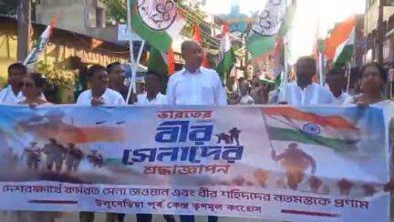 উলুবেড়িয়া ১: উলুবেড়িয়াতে তিরাঙ্গা যাত্রা পূর্বকেন্দ্র তৃণমূল কংগ্রেসের পক্ষ থেকে উপস্থিত রাজ্যের মন্ত্রী পুলক রায়।