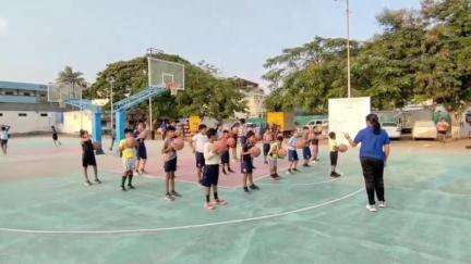 கோவை தெற்கு: கூட்செட் சாலையில் பள்ளி மாணவர்களுக்கு கூடைப்பந்து பயிற்சி அளித்து வரும் YMCA அமைப்பு
