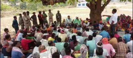बरकागाँव: बड़कागांव के गोंदलपुरा में ग्रामीणों ने वन विभाग द्वारा किए जा रहे पीलिंग बाउंड्री का काम रोका