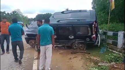 কমলপুর: কমলপুর কৈলাশহর ২০৮ নং জাতীয় সড়কের  সায়দাছড়া ADC ভিলেজ এলাকায় মর্মান্তিক যান দুর্ঘটনা আহত গাড়ির চালক