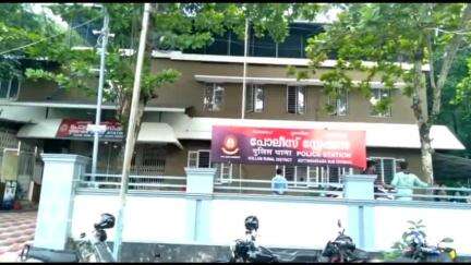 കൊട്ടാരക്കര: യുവാവിനെ കത്തി കാട്ടി ഭീഷണിപ്പെടുത്തി സ്വർണാഭരണങ്ങൾ കവർന്ന കേസിൽ രണ്ടു പേർ പൂയപ്പള്ളി പോലീസിന്റെ പിടിയിൽ