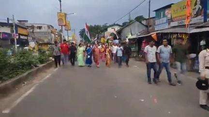 ধূপগুড়ি: তৃণমূল কংগ্রেসের পক্ষ থেকে ভারতীয় সেনাবাহিনীর প্রতি শ্রদ্ধা জানিয়ে জাতীয়তাবাদী মিছিল ধুপগুড়ি  শহরে, উপস্থিত বিধায়ক
