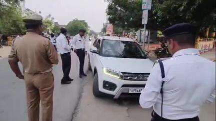 घोसी: गाजीपुर तिराहा पर यातायात पुलिस ने बिना हेलमेट और काली फिल्म लगे वाहनों के खिलाफ़ चेकिंग अभियान चलाया