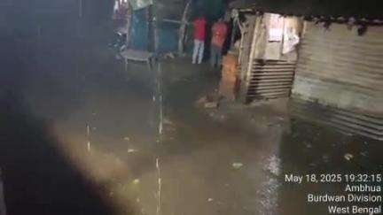 মুরারই ১: সারাদিন তীব্র রোদ ও ভ্যাপসা গরমের পরে স্বস্তির বৃষ্টি শুরু হল মুরারই রাজগ্রাম জুড়ে