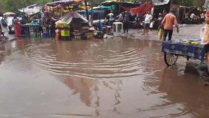 औरंगाबाद: एक घंटे की बारिश में झील में तब्दील हो गई औरंगाबाद शहर की सड़क,लोगबाग हुए परेशान #jansamasya