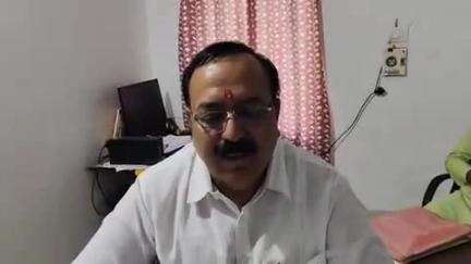 भिंड नगर: नगर पालिका CMO ने सफाई कर्मियों को दिए गौरी सरोवर से जलकुंभी हटाने के निर्देश