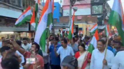 বসিরহাট ১: ভারতের বীর সেনাদের প্রতি শ্রদ্ধা জানাতে হাতে জাতীয় পতাকা নিয়ে বসিরহাট এলাকায় মিছিল করল তৃণমূল কংগ্রেস