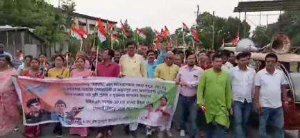 কোচবিহার ২: সেনাবাহিনীকে সম্মান জানিয়ে জাতীয় তাঁদের মিছিল করলো কোচবিহার 2নং ব্লক তৃণমূল ও জেলা INTTUC, উপস্থিত রাজ্য সহ-সভাপতি