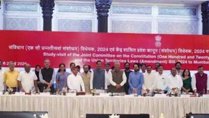कराड: एक देश एक निवडणूक समिती सदस्यांनी माजी मुख्यमंत्री पृथ्वीराज चव्हाण यांच्याशी मुंबईत साधला संवाद