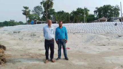 गरखा: परसा गंडक नदी के तटबंधों की मरम्मत कार्य का सीओ एवं कनीय अभियंता ने किया निरीक्षण