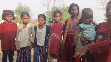 सिमरिया: मोहन्द्रा की आदिवासी बस्ती में अज्ञात बीमारी से दर्जन से ज्यादा बच्चे बीमार, स्वास्थ्य विभाग बेखबर