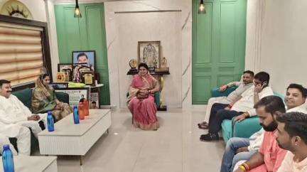 सीहोर: प्रभारी मंत्री कृष्णा गौर लिसा टॉकीज स्थित भाजपा जिलाध्यक्ष के निवास पर पहुंचीं, विधायक समेत कई उपस्थित