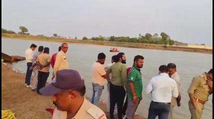 मनासा: मनासा के बड़े तालाब में नाव पलटने से युवक डूबा, 5 लोगों ने कूदकर बचाई जान, तलाश जारी