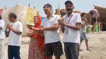 फर्रुखाबाद: पांचाल घाट पर मां गंगा सेवा समिति के पदाधिकारियों ने हाथों में तिरंगा लेकर ऑपरेशन सिंदूर की सराहना की