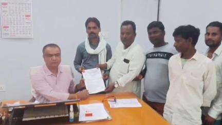 खागा: अखिल भारतीय सफाई मजदूर संघ ने 16 बिंदुओं का ज्ञापन अधिशाषी अधिकारी को सौंपा, सफाई कर्मियों का वेतन बढ़ाने की मांग की