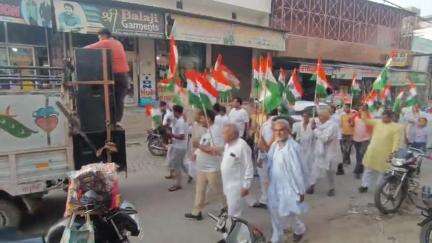 जुलाना के मैन बाजार में आज तिरंगा यात्रा निकाली गई.. 
#TirangaYatra #tiranga  #julananews #Krishan_Mahiwal #julana