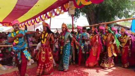 चक्रधरपुर: गोपीनाथपुर गांव में छऊ नृत्य का आयोजन किया गया, सांसद जोबा माझी रहीं मौजूद