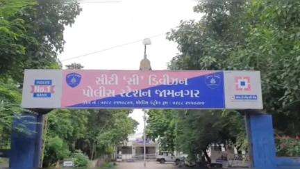 જામનગર શહેર: ડિફેન્સ કોલોની વિસ્તારમાંથી અનેક મકાનમાંથી અંગ્રેજી શરાબની 48 બોટલ સાથે એક શખ્સ ઝડપાયો