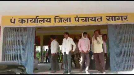 सागर: शासकीय योजनाओं के क्रियान्वयन में लापरवाही बरतने पर जिला पंचायत CEO ने 2 ग्राम सचिवों को किया निलंबित
