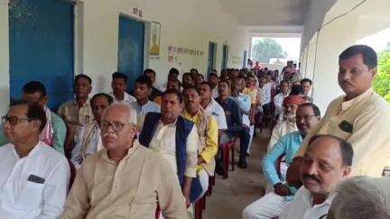 टाटीझरिया: खंभवा मध्य विद्यालय में क्षत्रिय समाज की हुई बैठक, एकता, उत्थान और दहेज मुक्ति पर ज़ोर दिया गया