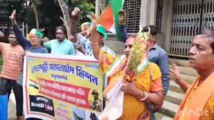 গাইঘাটা: ঠাকুরনগরে ভারতীয় সেনা জওয়ানদের বাড়ি গিয়ে সম্মাননা জানাল ধনলক্ষ্মী পাগল চাঁদ মিশন