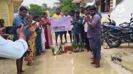 நாட்றாம்பள்ளி: சுண்ணாம்புகுட்டை பகுதியில் தார் சாலையில் மழைநீர் தேங்கியதால் செங்களுக்கு பூஜை செய்து நாத்துநட்டு ஊர் பொதுமக்கள் நூதன போராட்டம் வீடியோ வைரல்