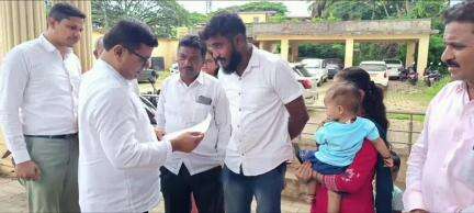 ಹಾನಗಲ್: ಪಟ್ಟಣದ ಶಾಸಕರ ಜನ ಸಂಪರ್ಕ ಕಚೇರಿಯಲ್ಲಿ ಸಾರ್ವಜನಿಕರ ಅಹವಾಲು ಸ್ವೀಕರಿಸಿದ ಶಾಸಕ ಮಾನೆ