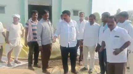 నారాయణ్​ఖేడ్: కల్హేర్లో జొన్నల కొనుగోలు కేంద్రాన్ని పరిశీలించిన ఎమ్మెల్యే పట్లోళ్ల సంజీవరెడ్డి