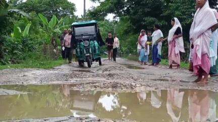 মৰাণ: বৃহৎ গাঁতেৰে মৰণ ফান্দত পৰিণত খোৱাং সমষ্টিৰ লেজাই বৰদৈবাম পথ, কাণসাৰ নাই জনপ্ৰতিনিধিৰ, সমস্যাত সহস্ৰাধিক লোক #jansamasya