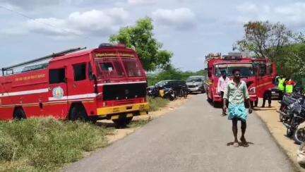 சாத்தான்குளம்: மீரான்குளம் பகுதியில் நேற்று மினி வேன் விபத்தில் கிணற்றில் காணாமல் போன 45 பவுன் நகை மீட்கும் பணியில் தீயணைப்பு வீரர்கள் ஈடுபட்டனர்.