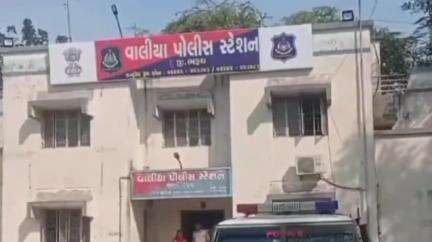 વાલિયા: વાલિયા એપીએમસી સામે ફોરવીલ ચાલકે બાઈકને ટક્કર મારતા અક્સ્માત થયો હતો