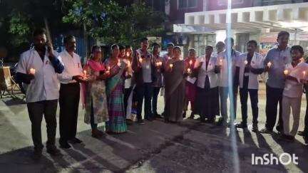 మదనపల్లె ప్రభుత్వాసుపత్రిలో ఆదివారం రాత్రి హెచ్ఐవిఎయిడ్స్ మృతులకు సంతాపంగా ఏఆర్టి సిబ్బంది క్యాండిల్ ర్యాలీ నిర్వహించారు