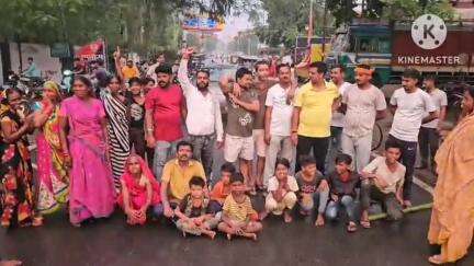बेंगाबाद: बिजली और पानी की समस्या से परेशान ग्रामीणों ने SP कोठी के पास डुमरी गिरिडीह मुख्य पथ को किया जाम