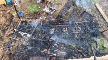 परबत्ता: कुल्हाड़िया गांव के वार्ड नंबर दो में एक घर में आग लगने से समान और नकदी जलकर राख